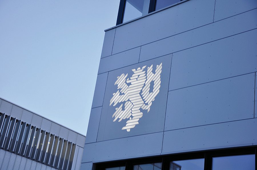 Gebäude mit BUW Logo