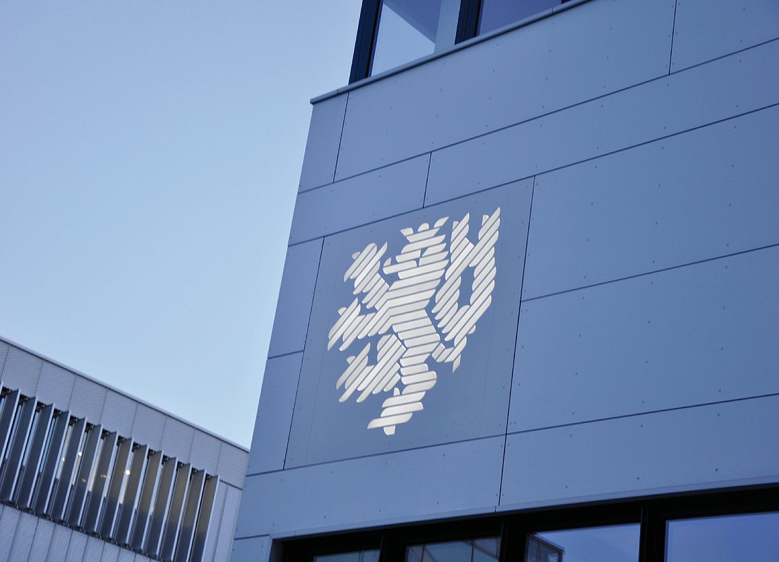Gebäude mit BUW Logo